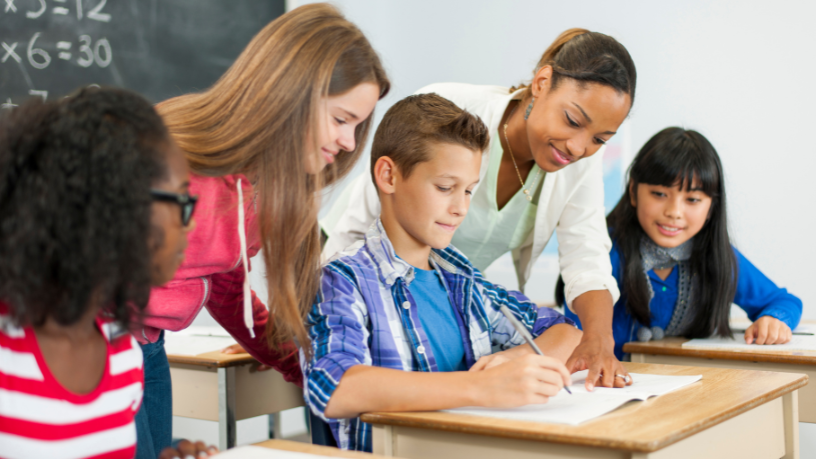 Com foco na juventude, Sérgio Bento De Araújo revela caminhos práticos para enfrentar a evasão escolar e promover oportunidades de futuro.