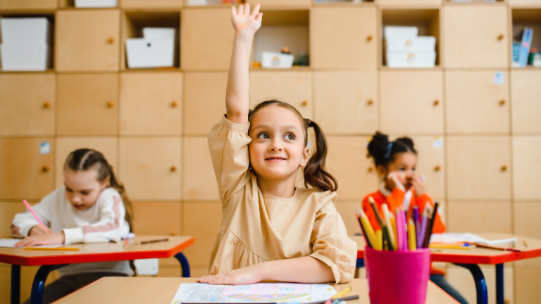 Sérgio Bento De Araújo analisa as causas da evasão e do atraso escolar e propõe estratégias eficazes para reconectar os jovens à educação.