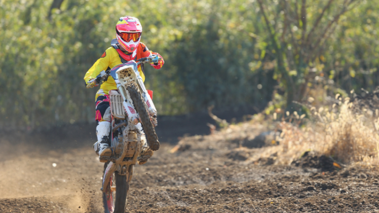 Teciomar Ábila explora o futuro das corridas off-road com motores híbridos e combustível sintético.