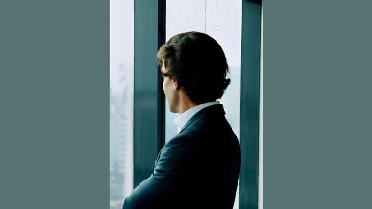 O líder como guardião do tempo: a arte de reduzir ruído e aumentar significado nas decisões O líder como guardião do tempo, por Ian dos Anjos Cunha, revela como reduzir ruídos estratégicos e ampliar o significado real nas decisões.