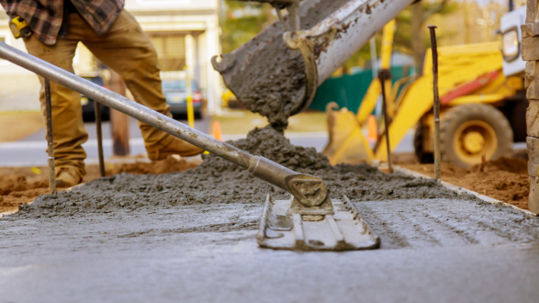 Artefatos de cimento e desempenho estrutural indireto quando pequenos elementos fazem grande diferença Valderci Malagosini Machado destaca como artefatos de cimento, mesmo em pequena escala, exercem influência relevante no desempenho estrutural indireto das edificações.