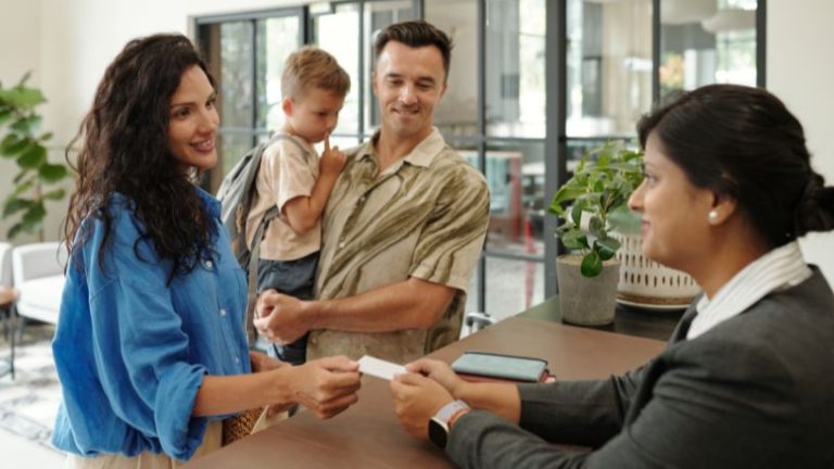 Ficha Digital de Hóspedes: entenda por que não há monitoramento de dados pessoais no turismo brasileiro