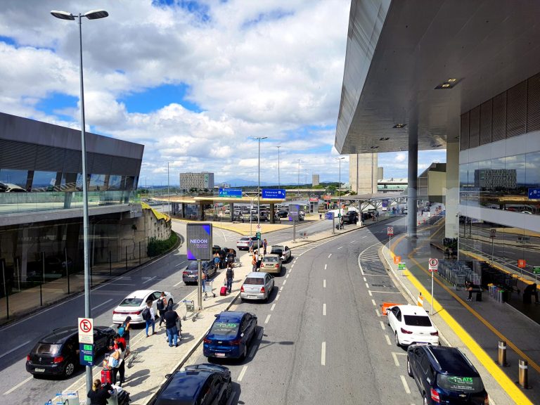 Movimento de viajantes na entrada do Aeroporto Internacional de Tancredo Neves, em Belo Horizonte, Brasil
